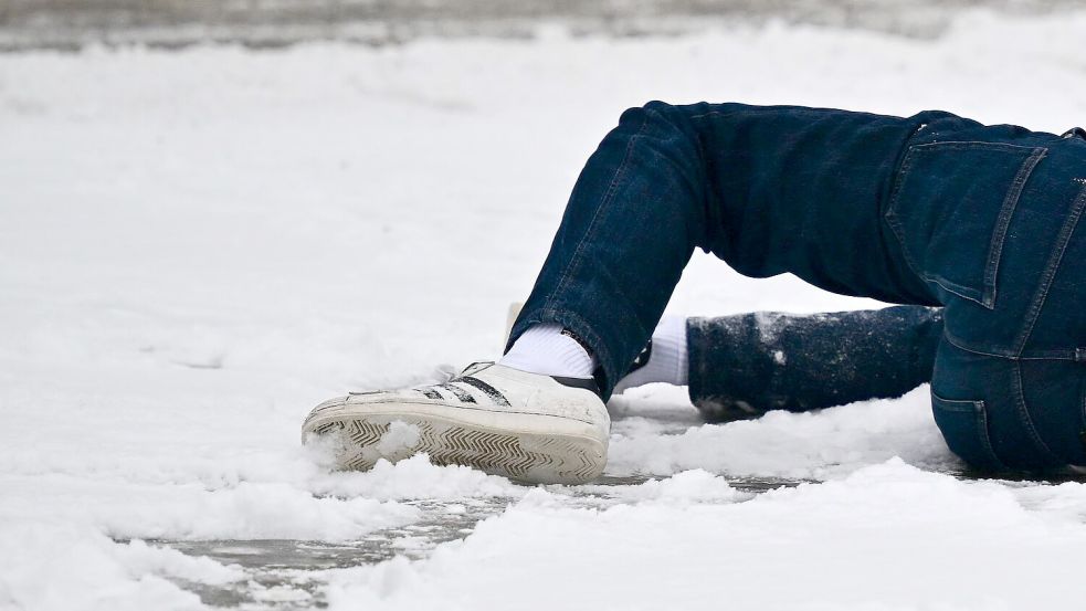 Es ist vielerorts glatt. Foto: Sebastian Christoph Gollnow/dpa