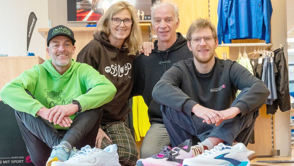 Ein Quartett plant aktuell den Ossiloop 2026. Das Foto zeigt (von links) Enno Heidergott, Heike Dirks, Edzard Wirtjes und Sohnemann Moritz Dirks. Foto: Klaus Ortgies