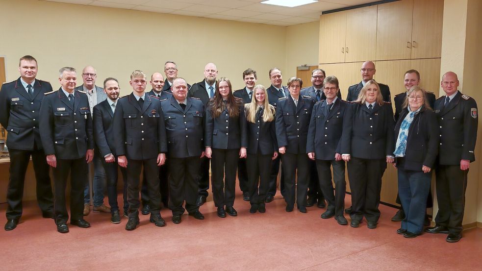 Nach der Versammlung stellten sich (von links) Ortsbrandmeister Jochen Niemand, der stellvertretende Gemeindebrandmeister Joachim Lassahn, Ihrens Ortsbürgermeister Heinz Wiemers, Westoverledingens Fachbereichsleiter Florian Tautrich, Terence-Fynn Brinker, Michael Büscher, Gemeindebrandmeister Frank Harms, Dirk Steinmetz, Michael Steppuhn, Sarah Niemand, Jason Woolf, Joelina Gronewold, Sascha Polzin, Wiebke Brinker, Julian van der Laan, Jörg Brinker, Uwe Mechels, Sonja Marks, Finn Pruin, Ratsmitglied Gaby Ostholthoff und der stellvertretende Ortsbrandmeister Andre Grünefeld zum Gruppenfoto auf. Foto: Feuerwehr Westoverledingen/Markus Bruns