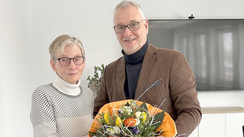 Ostrhauderfehns Bürgermeister Günter Harders bedankte sich bei Platzwartin Henny Brinkmann. Foto: Gemeinde Ostrhauderfehn