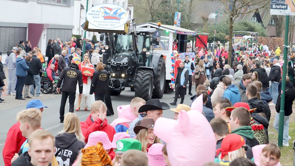 Am Sonntag steigt der große Karnevalsumzug durch Ramsloh. Foto: Archiv/Hans Passmann