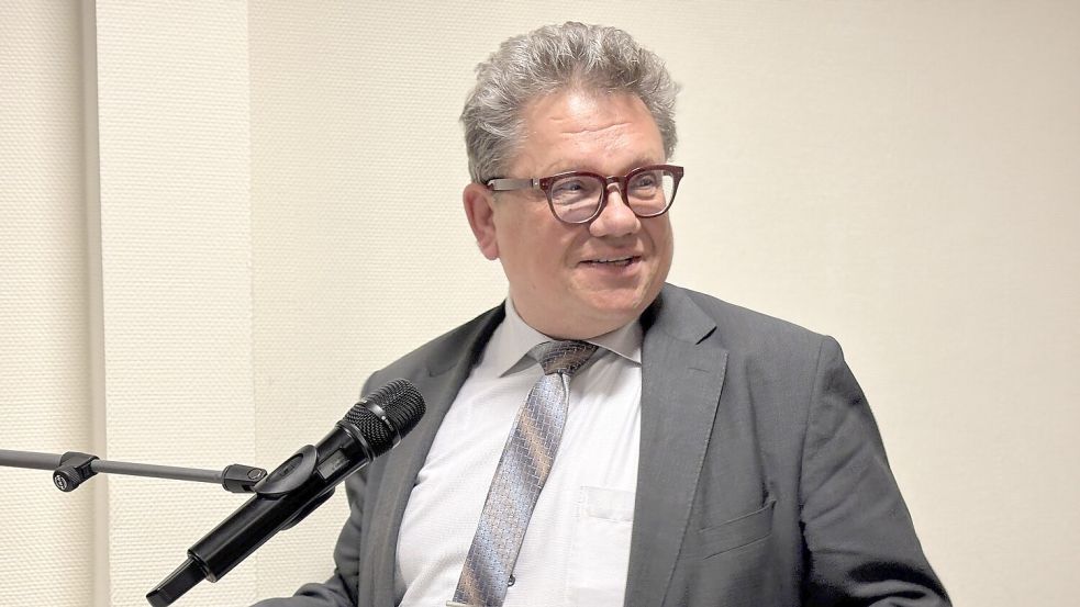 Andreas Philippi sicherte in Weener zu, dass die Fachklinik für Psychiatrie kommen werde. Foto: Oliver Bär