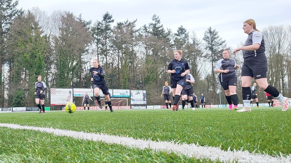 Der Kunstrasenplatz im niederländischen Vlagtwedde wird im Winter schon seit einigen Jahren auch von ostfriesischen Teams genutzt. „Es wird immer mehr“, sagt Thorben Hulsman vom gastgebenden Verein VV Westerwolde. Das Foto zeigte eine Szene aus dem Vorjahr zwischen den Frauen von Borussia Leer und TuS Großheide. Foto: Mario Rauch