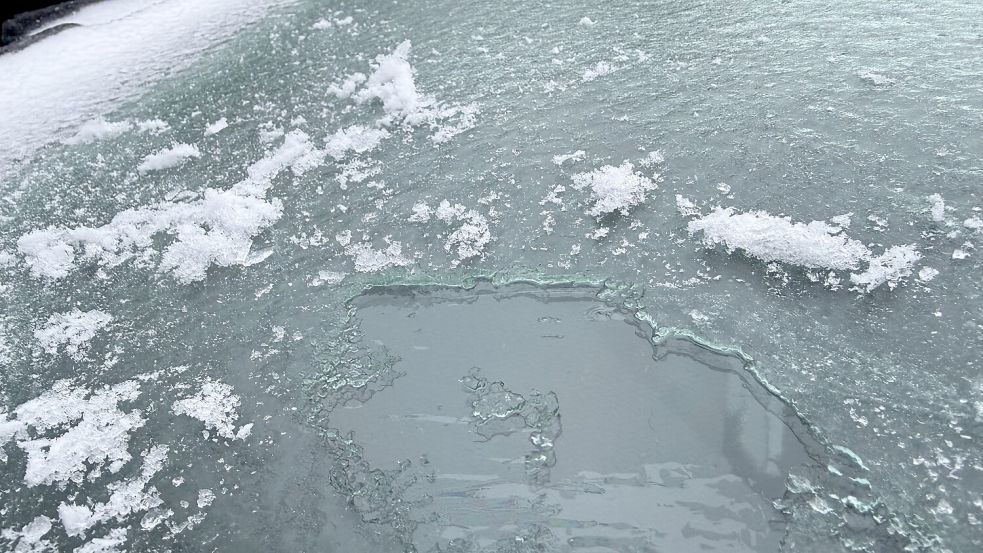Einfaches Kratzen reicht bei einigen Autoscheiben am 4. Februar schon nicht mehr aus. Foto: André Havergo