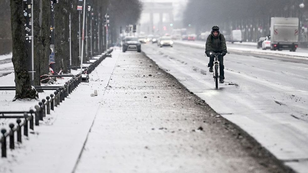 An vielen Stellen in Berlin ist es weiter sehr glatt. Foto: Britta Pedersen/dpa