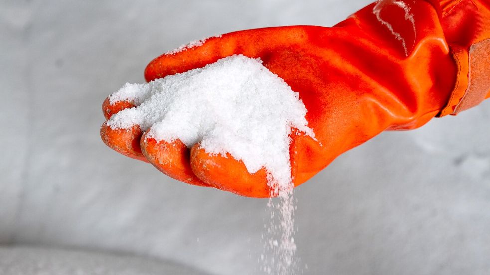 In Berlin ist der Einsatz von Streusalz auf Straßen erlaubt, nicht jedoch auf Gehwegen. Foto: Christophe Gateau