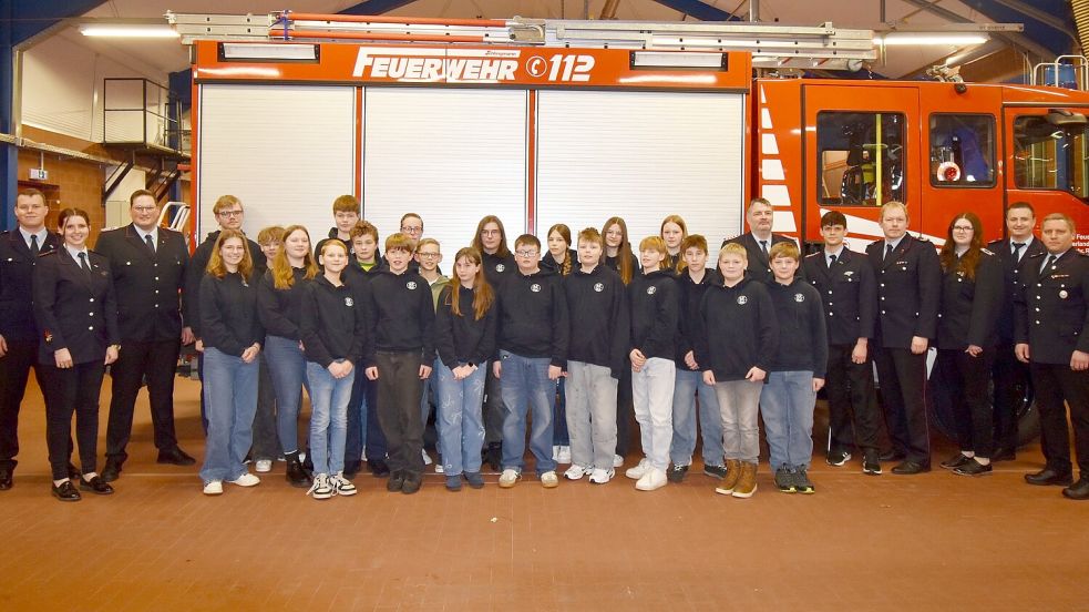 Die Jugendfeuerwehr Ramsloh traf sich zur Jahreshauptversammlung im Feuerwehrhaus und stellte sich zu einem Gruppenfoto auf. Foto: Thomas Giehl/Feuerwehr