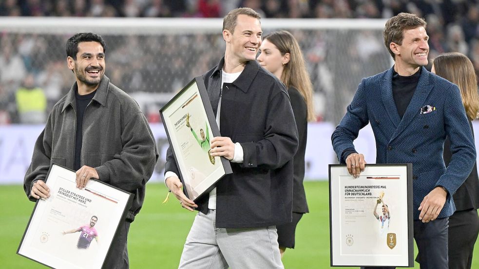 Manuel Neuer (m) verabschiedete sich schon aus dem DFB-Team. Gibt es eine überraschende Rückkehr? (Archivbild) Foto: Sven Hoppe