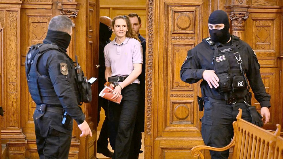 Ein Gericht in Budapest verurteilte die non-binäre deutsche Person Maja T. wegen Gewalt gegen Rechte zu acht Jahren Gefängnis. Foto: Denes Erdos/AP/dpa
