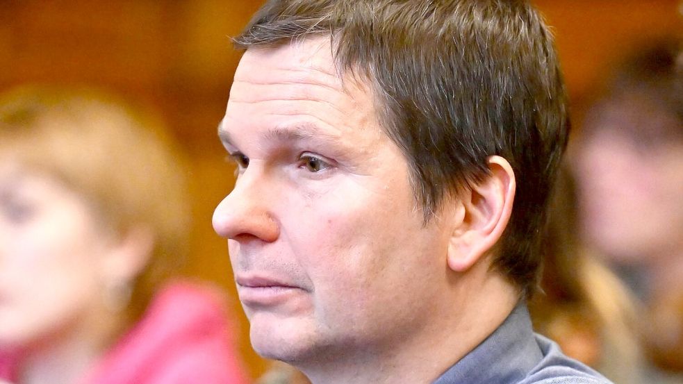 T.s Vater Wolfram Jarosch prangerte das Urteil als Ergebnis eines „Schauprozesses“ an. Foto: Denes Erdos/AP/dpa