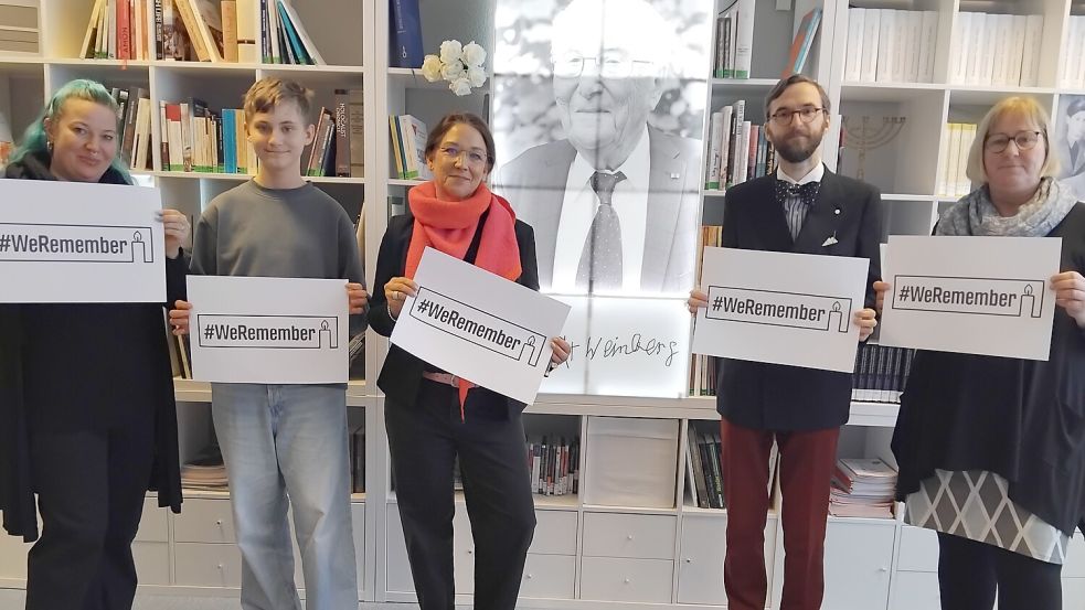 Levi Israel Ufferfilge besuchte auch den Raum der Erinnerungskultur (von links): Lehrkraft Wiebke Rademacher, Sönke Thoben (Schülersprecherrat), Lehrkraft Anke Chudzinski-Schubert, Levi Israel Ufferfilge und Schulleiterin Ulrike Janssen. Foto: Clarissa Scherzer