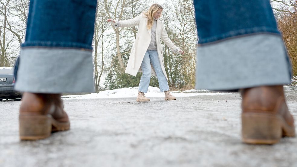 Auf sämtlichen Gehwegen in Ostfriesland liegt eine Eisschicht. Foto: Klaus Ortgies