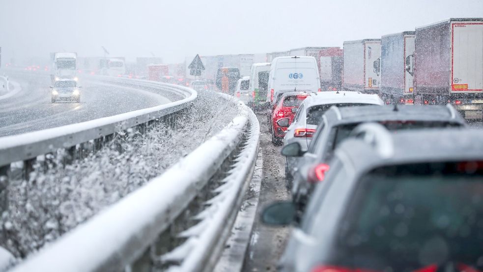 Der staureichste Tag des Jahres 2025 war der 9. Januar - ein Wintereinbruch ließ den Verkehr vielerorts zum Erliegen kommen. Foto: Jan Woitas