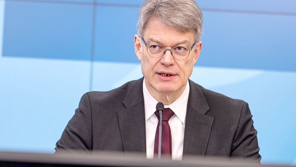 Verkehrsminister Schnieder plant eine Reform - aber wann kommt sie? Foto: Fabian Sommer/dpa