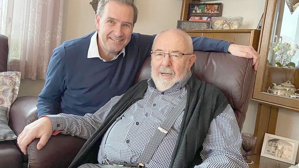 Generationswechsel: Im April 2004 übernahm Frank Bohlmann die Agentur von seinem Vater. Das Bild entstand am 3. März 2021 - dem 77. Geburtstag von Ewald Bohlmann. Foto: privat