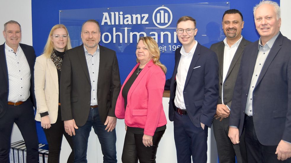 Das Team der Allianz-Generalvertretung (von links): Agenturchef Frank Bohlmann, Karina Hinrichs (Innendienst), Büroleiter Jens Büttner (in der Agentur seit 25 Jahren), Silke Hinrichs (Vertriebsassistentin, in der Agentur seit 20 Jahren), Raik Bohlmann (3. Generation, seit Oktober im Unternehmen), Kundenbetreuer Hamoon Zemmar sowie Udo Juniel (Betreuung Firmenkunden). Foto: Prins