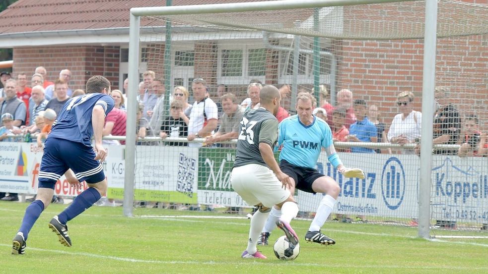 Viele Jahre spielte Frank Bohlmann für die Fußballer von TuRa 07 Westrhauderfehn. Noch heute ist er dem Verein eng verbunden. 2017 gehörte er auch zum Aufgebot einer Eventauswahl, die in Westrhauderfehn gegen die DFB-Allstars antrat (Bild: Duell zwischen Bohlmann und David Odonkor). Foto: Lohmann