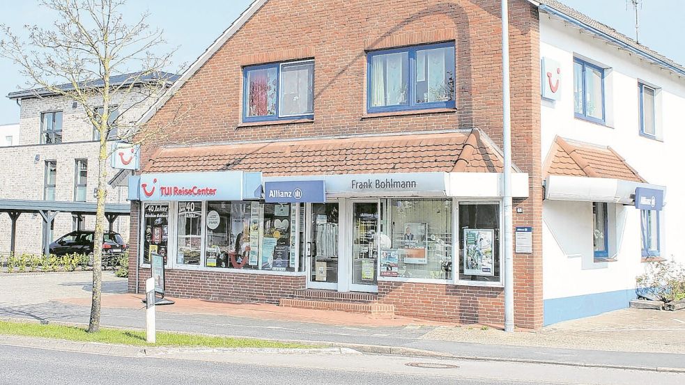 Links das Reisebüro, rechts das Versicherungsbüro - von 1976 bis 2022 ein gewohnter Anblick an der Rhauderwieke 48. Das TUI-Reisecenter zog vor vier Jahren ein paar hundert Meter weiter in einen neuen Gebäudekomplex, die Generalvertretung nutzt seither die gesamte Fläche. Foto: Archiv