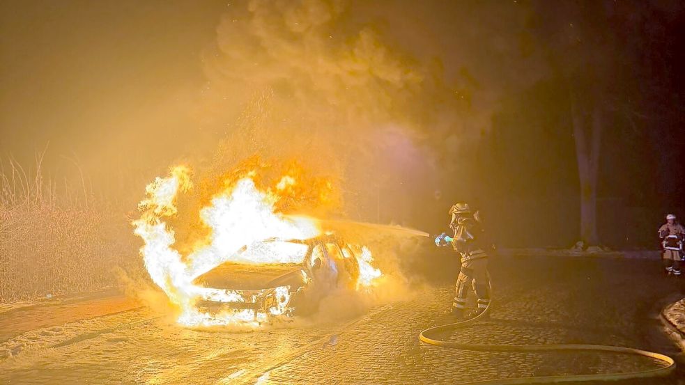 Die Feuerwehr löschte in den frühen Morgenstunden ein Auto in Leer. Foto: Feuerwehr