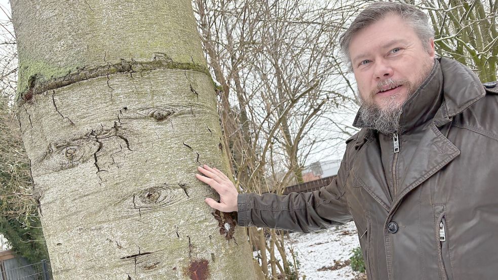 Alexander Hülper ist Baumkontrolleur der Gemeinde Rhauderfehn. Foto: Marion Janßen