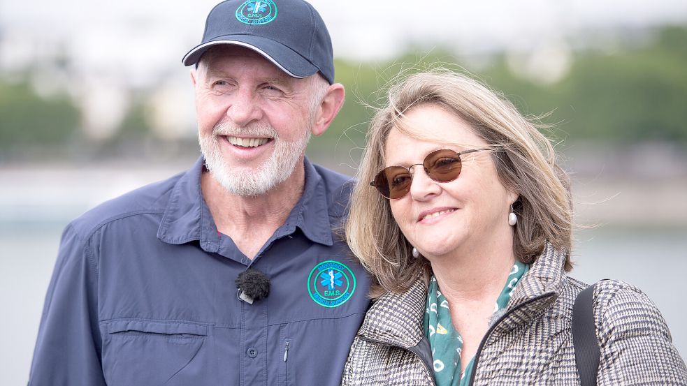 Im Jahr 2015 besuchten Dr. Bob und seine Frau Annie das Rheinufer in Köln. Foto: dpa/Marius Becker