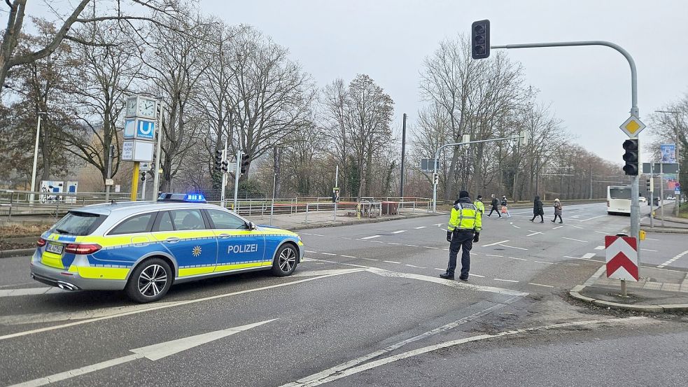 Polizisten mussten teils den Verkehr an ausgefallenen Ampeln regeln. Foto: Andreas Rosar/dpa