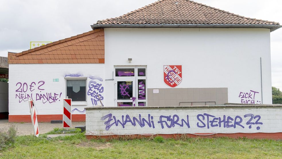 Spuren der Vandalismus-Aktion beim TSV Havelse Ende August. Foto: Michael Titgemeyer