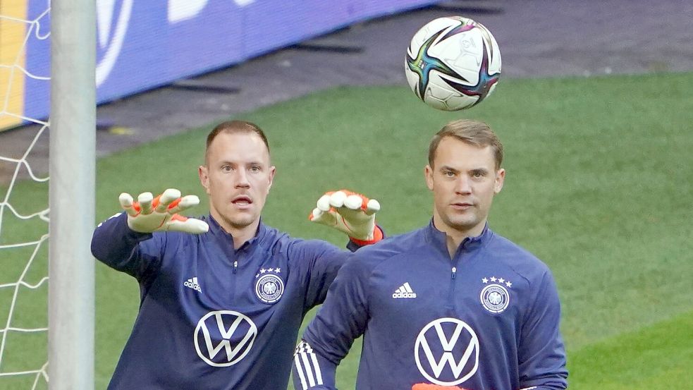Marc-André ter Stegen (l) stand immer im Schatten von Manuel Neuer. (Archivbild) Foto: Marcus Brandt