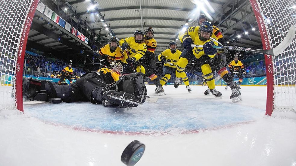 Deutschland verliert das Auftaktspiel beim olympischen Eishockeyturnier der Frauen. Foto: Petr David Josek/Pool AP/AP/dpa