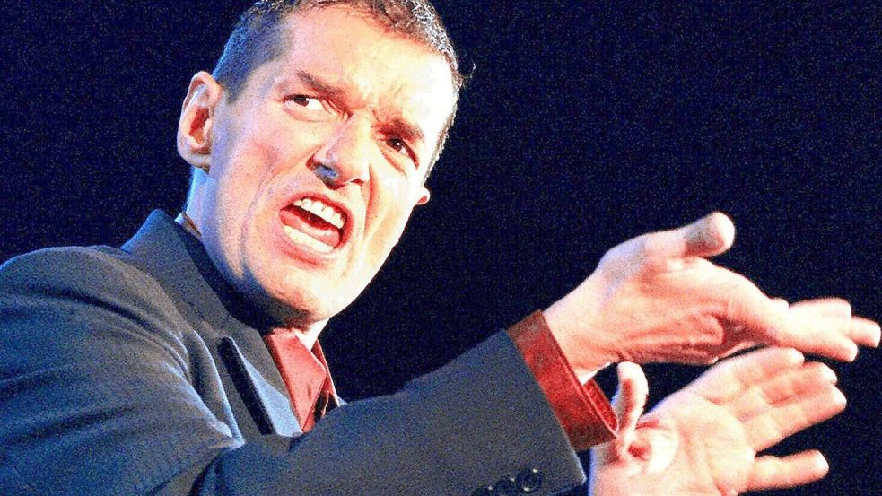 Der österreichische Popstar Falco bei einem Auftritt 1997 – ein Jahr später verunglückter er bei einem Autounfall tödlich. Foto: picture alliance/dpa/Herbert Pfarrhofer
