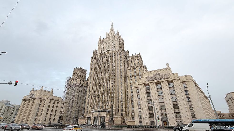 Russland hat nach der Ausweisung eines seiner Diplomaten aus Deutschland nun auch einen Mitarbeiter der deutschen Botschaft zur unerwünschten Person erklärt. (Archivbild) Foto: Ulf Mauder/dpa