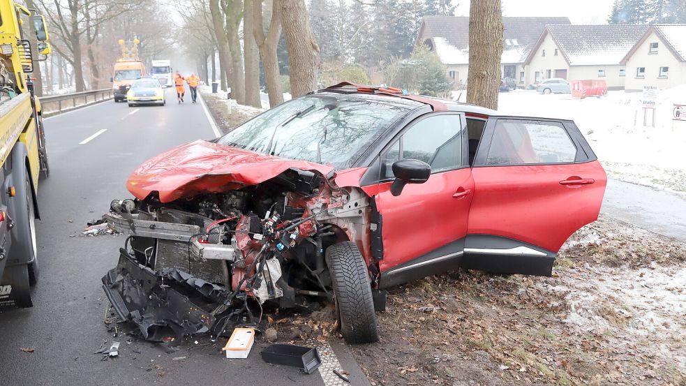 Zwei Autos stießen auf der Oldenburger Straße zusammen. Foto: Hans Passmann