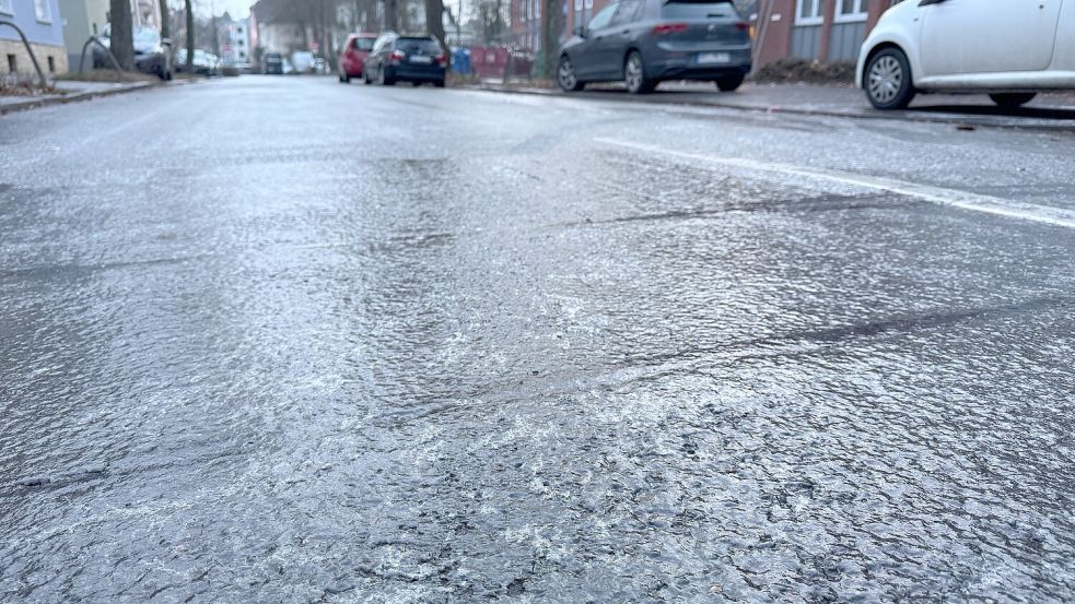 Eis- und Schneereste sorgen auf einzelnen Radwegen in Osnabrück weiter für Glätte, darunter auch bestimmte Strecken im Stadtteil Hellern. Foto: Denise Matthey