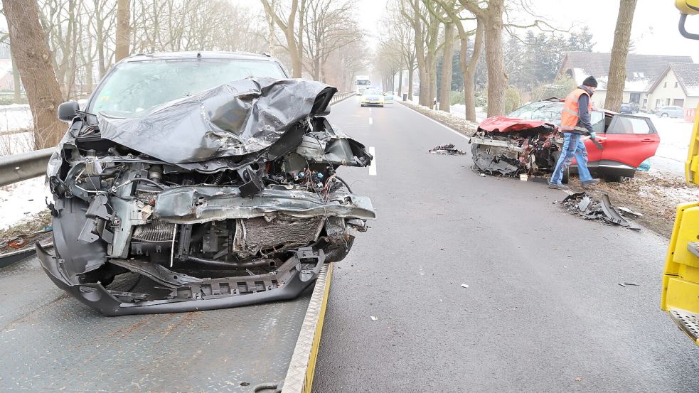 Zwei Autos stießen auf der Oldenburger Straße zusammen. Foto: Hans Passmann