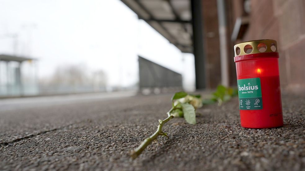 An den getöteten Zugbegleiter wird am Bahnhof Landstuhl erinnert. Foto: Patrick von Frankenberg