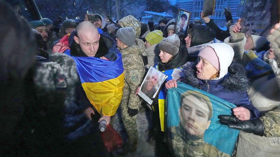 Während der Gespräche in Abu Dhabi tauschten Moskau und Kiew mehr als 300 Gefangene aus. Foto: Sergei Grits/AP/dpa