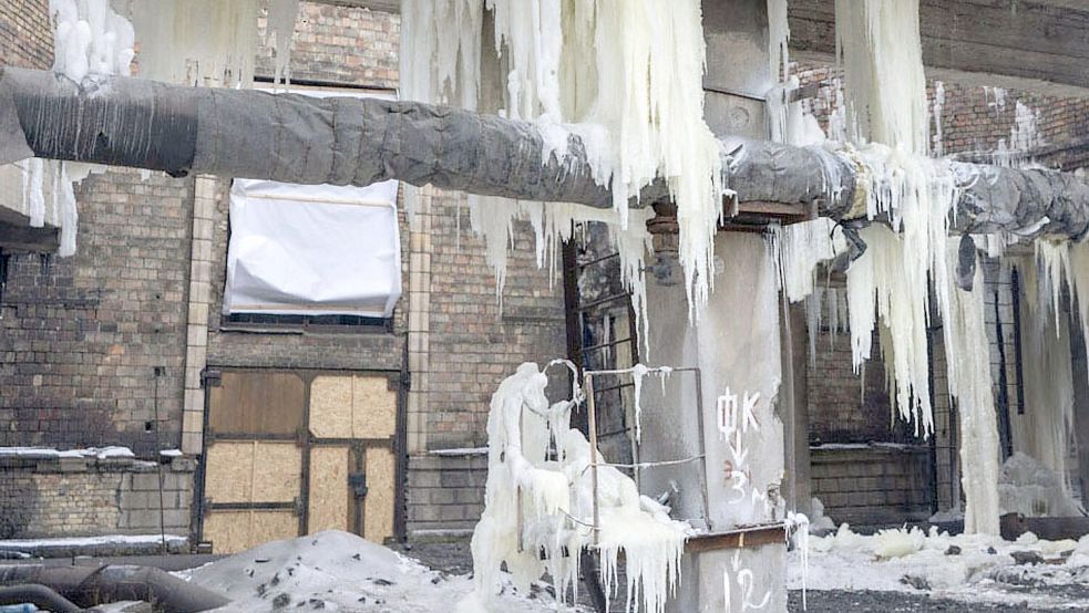 Wegen eines zerstörten Heizkraftwerks können mehr als 1.100 Wohnblocks in Kiew nicht geheizt werden. Foto: -/Kyodo/dpa