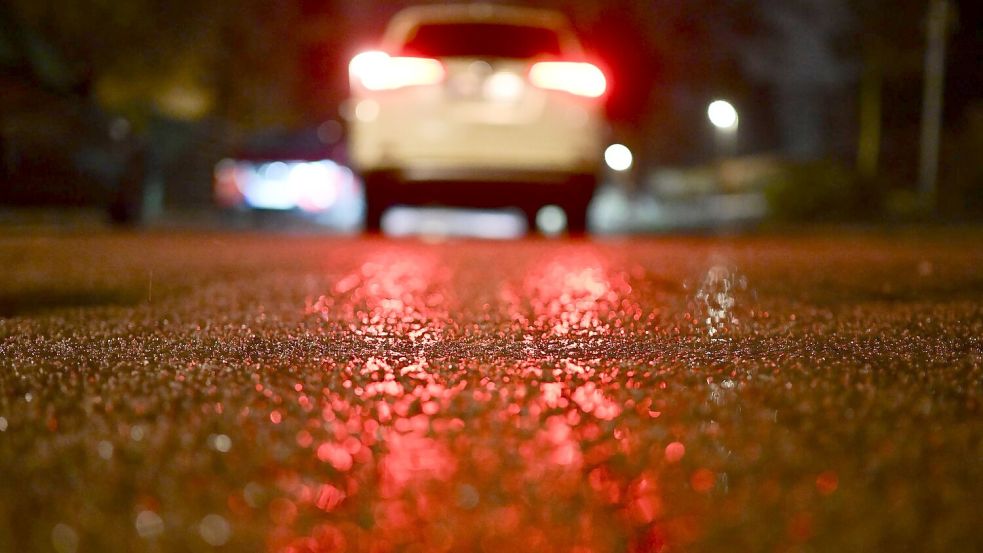 Eine Eisschicht liegt während gefrierenden Regen vor einem Auto. Symbolfoto: Sebastian Gollnow/dpa