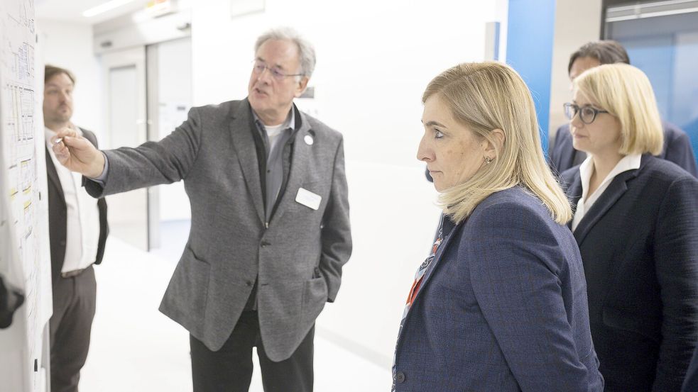 Bundesgesundheitsministerin Nina Warken (im Vordergrund) lässt sich von Dieter Lüttje, ehemaliger stellvertretender Ärztlicher Direktor und heutiger Projektmanager, den Neubau des OP-Trakts am Klinikum erklären. Warken war nach Osnabrück gekommen, um sich über die geplante Klinik-Kooperation zu informieren. Foto: Swaantje Hehmann