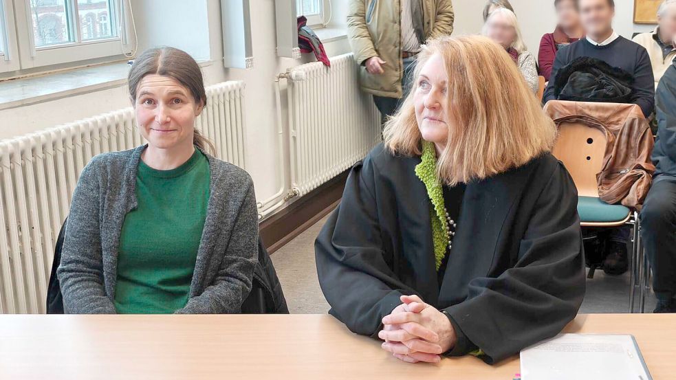 Stefanie S. (links) wurde gefeuert – unter anderem, weil sie in einem Dokument nicht durchgängig gegendert hat. Foto: dpa/Martin Fischer