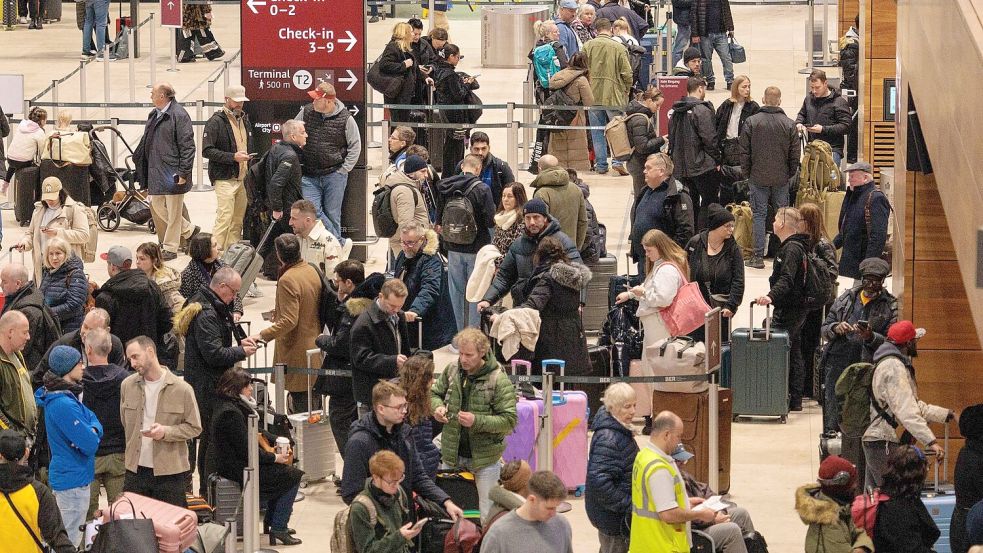 Reisende mussten am Freitagmorgen viel Geduld mitbringen. Foto: Carsten Koall/dpa