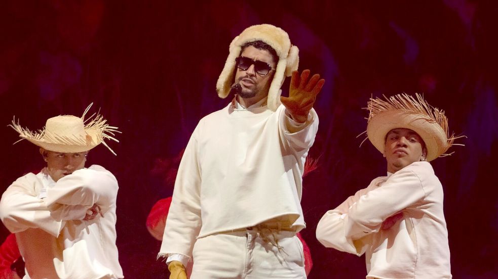 Der Rapper ist hier bei seinem letzten Auftritt der Konzertreihe „No Me Quiero Ir de Aquí“ (Deutsch: Ich will hier nicht weggehen) zu sehen. 31 Shows spielte er im Sommer 2025 auf seiner Heimatinsel. (Archivbild) Foto: Alejandro Granadillo/AP/dpa