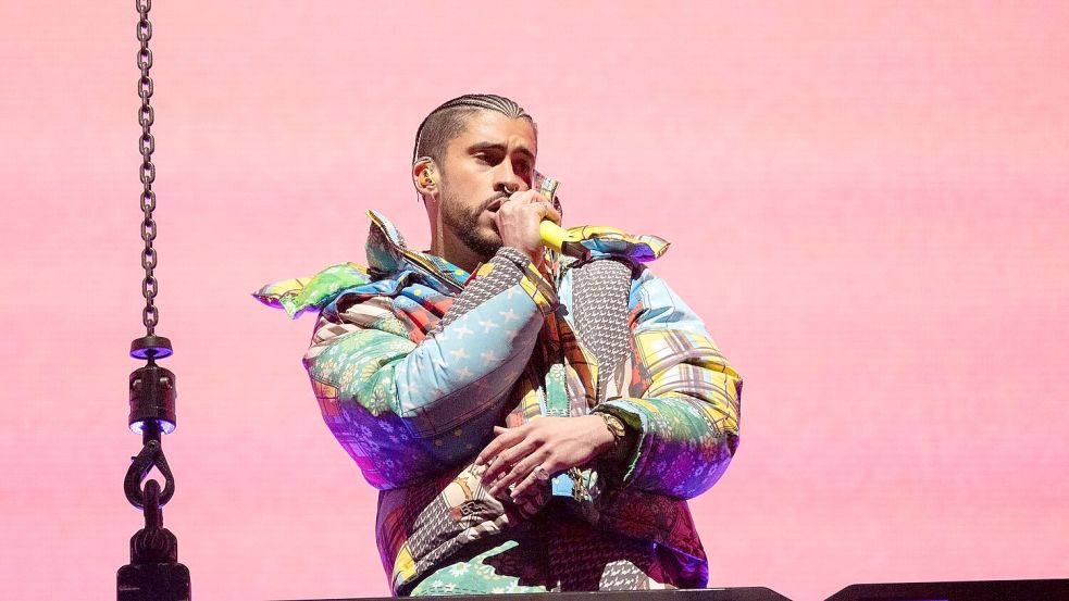 Mit Anfang 20 arbeitete Benito noch in einem Supermarkt als „Grocery Bagger“ – er packte die Einkäufe der Kunden in Tüten. In der jüngsten Jahresstatistik des Streamingdienstes Spotify ist das „böse Häschen“ nun der meistgehörte Musiker des Planeten. (Archivbild) Foto: Amy Harris/Invision/AP/dpa