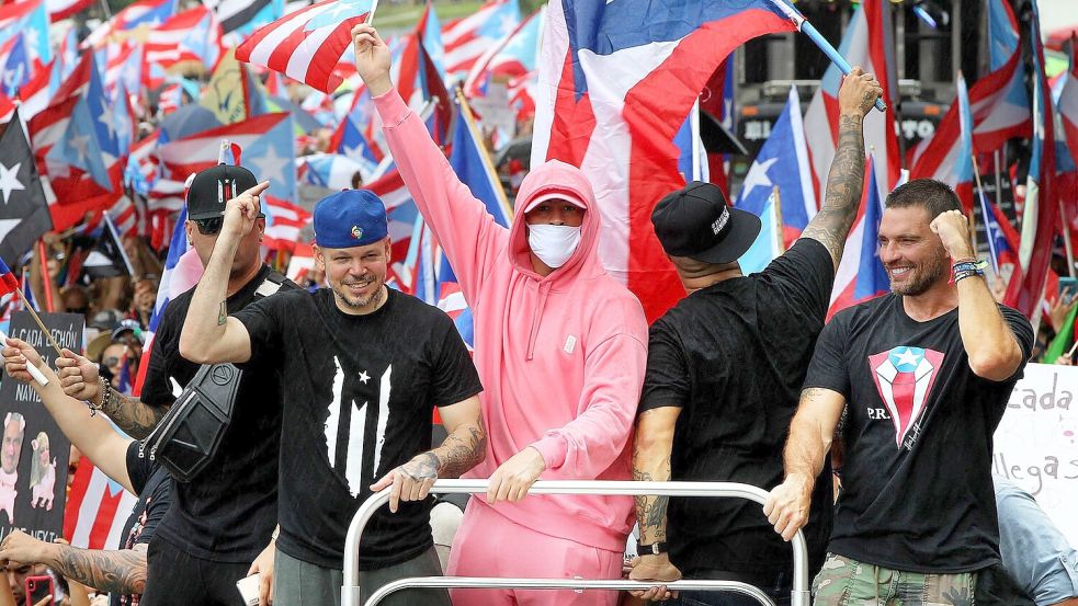 Nicht erst seit gestern ist der Latin-Rap- und Reggaeton-Sänger politisch. Hier feiert er im Jahr 2019 lachsfarben nach tagelangen Massenprotesten den angekündigten Rücktritt des Gouverneurs von Puerto Rico. (Archivbild) Foto: Pedro Portal
