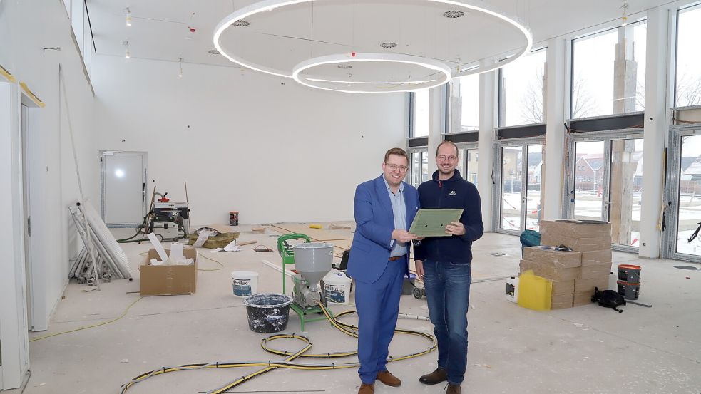 Im neuen, hell überfluteten Bürgerhaus schauen sich Bürgermeister Nils Anhuth (links) und Bauamtsmitarbeiter Markus Wiechmann um. Foto: Hans Passmann