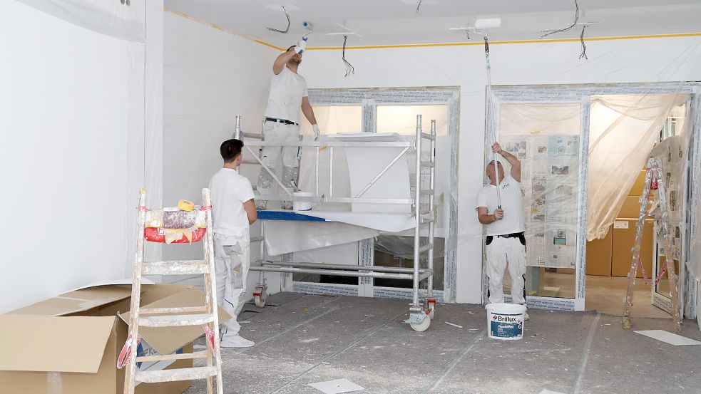 Es wird kräftig gepinselt. Foto: Hans Passmann