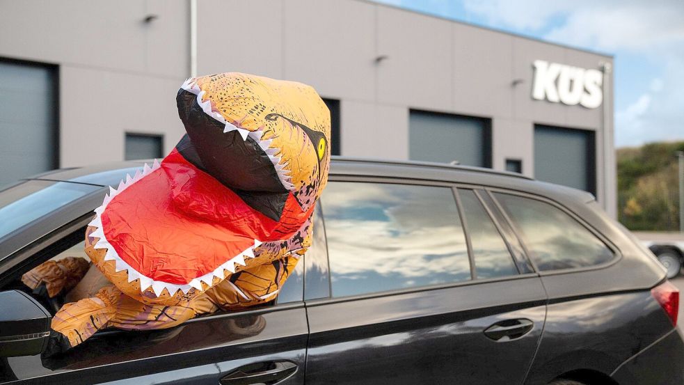 Der Dino ist ein echter Hingucker, aber die Narrenfreiheit endet beim Autofahren - im Interesse der Verkehrssicherheit. Foto: KÜS-Bundesgeschäftsstelle/dpa