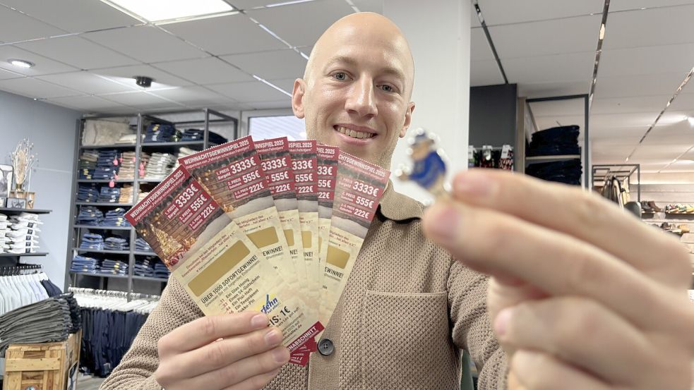 Thies Kruse präsentierte zum Gewinnspielstart die Lose und den Sofortpreis-Fokko. Foto: Dirk Hellmers