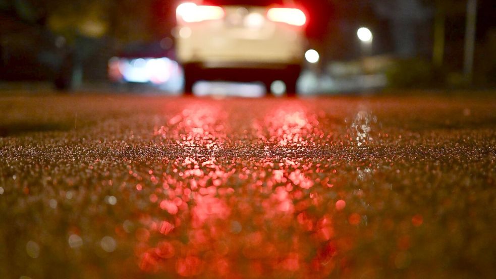 Eine Eisschicht liegt während gefrierendem Regen vor einem Auto. Symbolfoto: Sebastian Gollnow/dpa