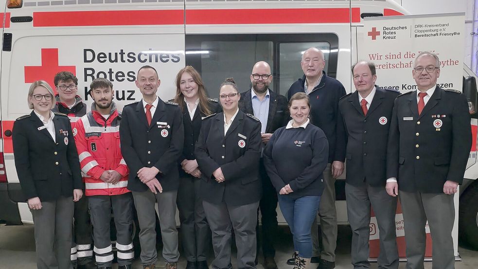 Jahreshauptversammlung bei der DRK-Bereitschaft Friesoythe (von links): Lisa Tabeling (stellvertretende Kreisbereitschaftsleiterin), Thies Block (Schriftführer), Can Aydin (stellvertretender Bereitschaftsleiter Friesoythe), Jens Kotte (Bereitschaftsleiter Friesoythe), Loreen Vahle (ehemalige stellvertretende Bereitschaftsleiterin), Annette Groothoff (stellvertretende Bereitschaftsleiterin), Landrat Johann Wimberg, Natalie Bröcker (Kassenprüferin), Bernhard Möller (Vorsitzender DRK-Kreisverband Cloppenburg), Stefan Preut (Kassenprüfer), Rainer Burmann (Kreisbereitschaftsleiter). Foto: DRK-Bereitschaft Friesoythe/Jens Kotte